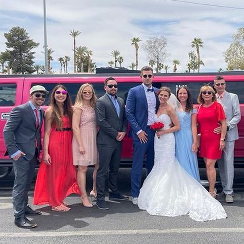 Vivien Michalla mit ihrem Mann und ihren Hochzeitsgästen in Las Vegas