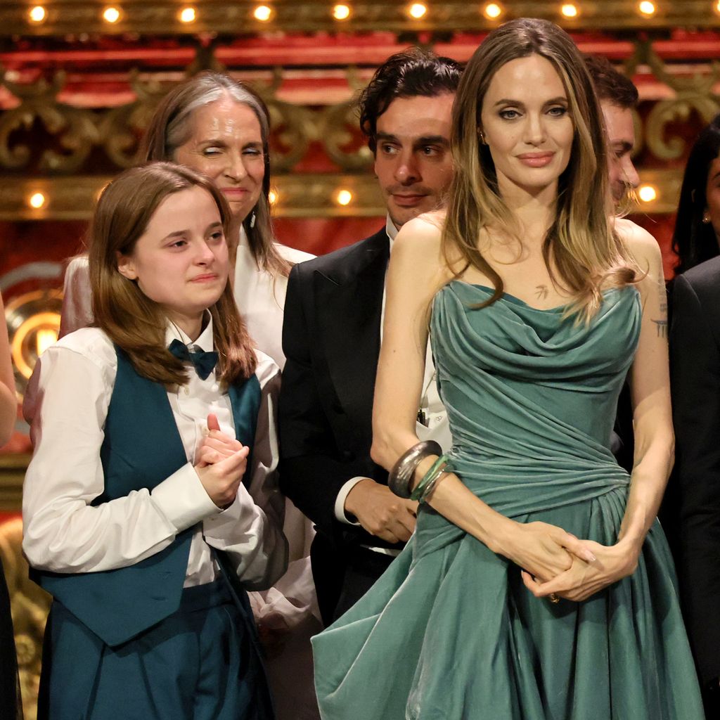 Vivienne Jolie-Pitt und Angelina Jolie mit "The Outsiders"-Cast, Tony Awards 2024