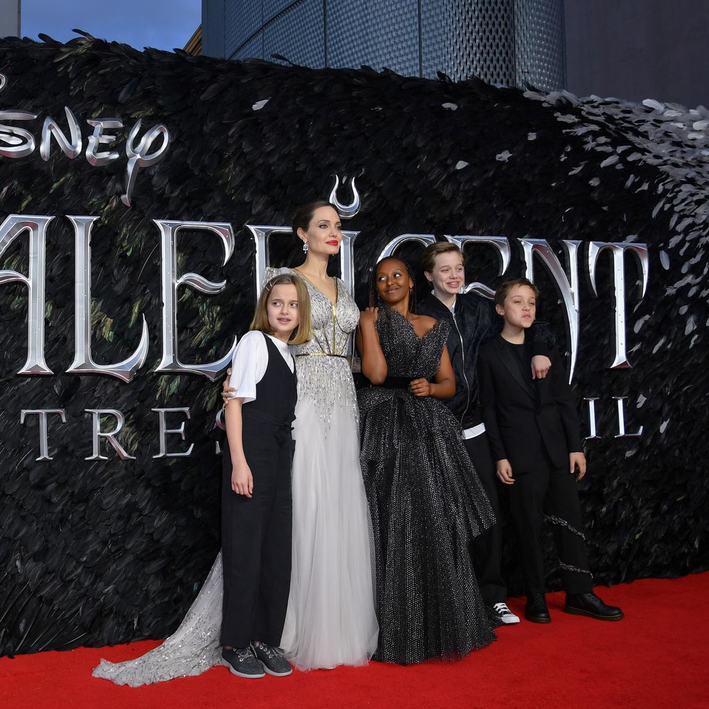 Angelina Jolie mit ihren Kindern Vivienne, Zahara, Shiloh und Knox