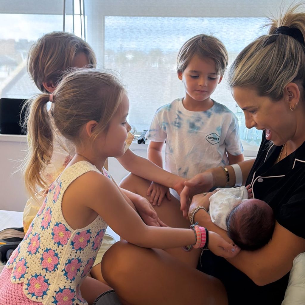 Vogue Williams mit ihren drei Kindern und ihrem neugeborenen Baby
