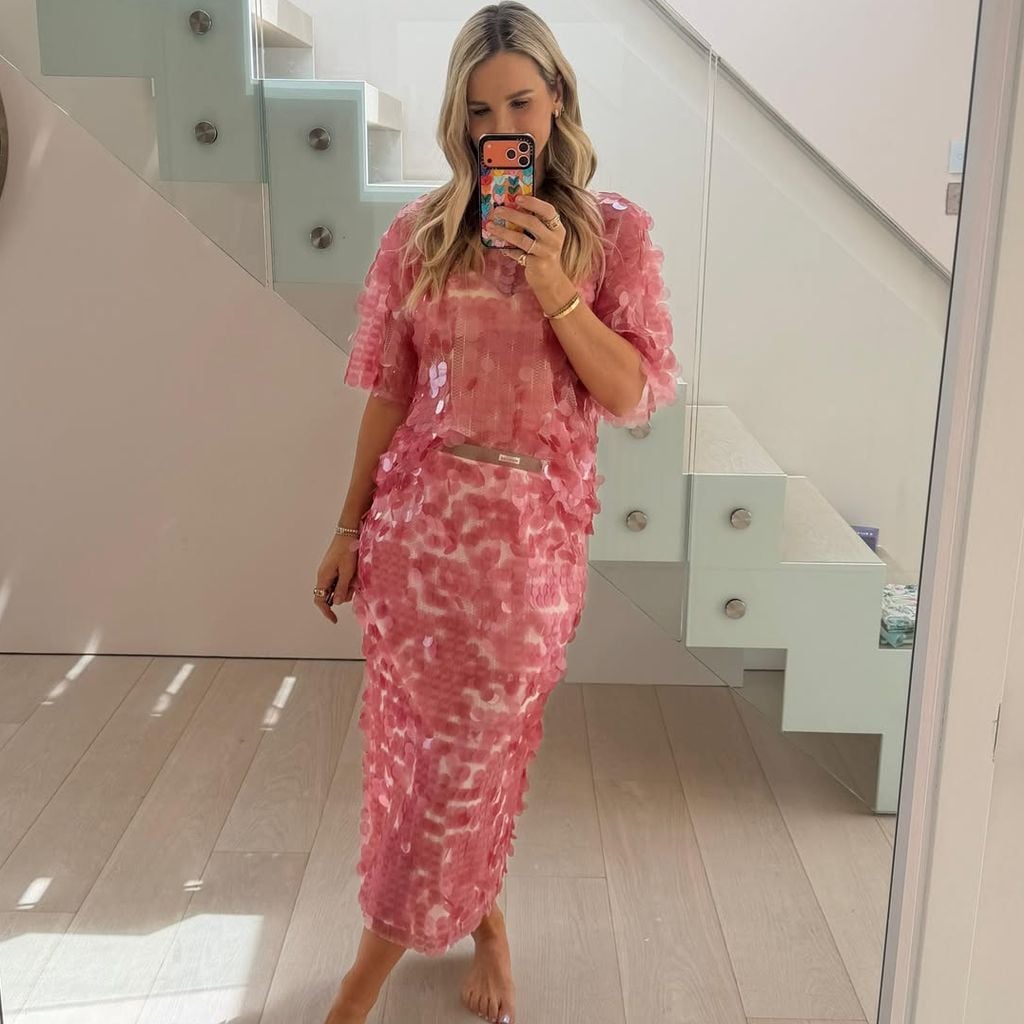 Vogue Williams posiert in einem glamourösen pinken Kleid vor dem Spiegel bei ihrer Babyparty, Juni 2026