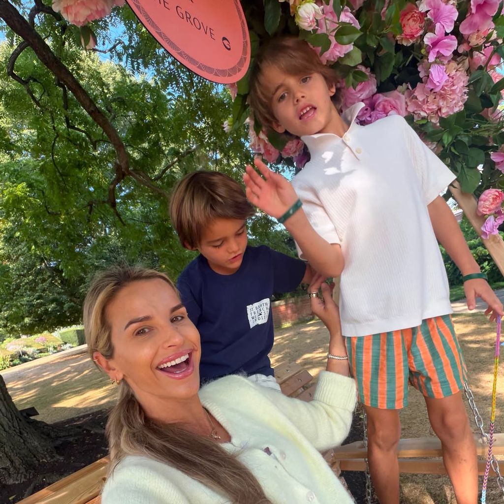Vogue Williams mit ihren drei Kindern