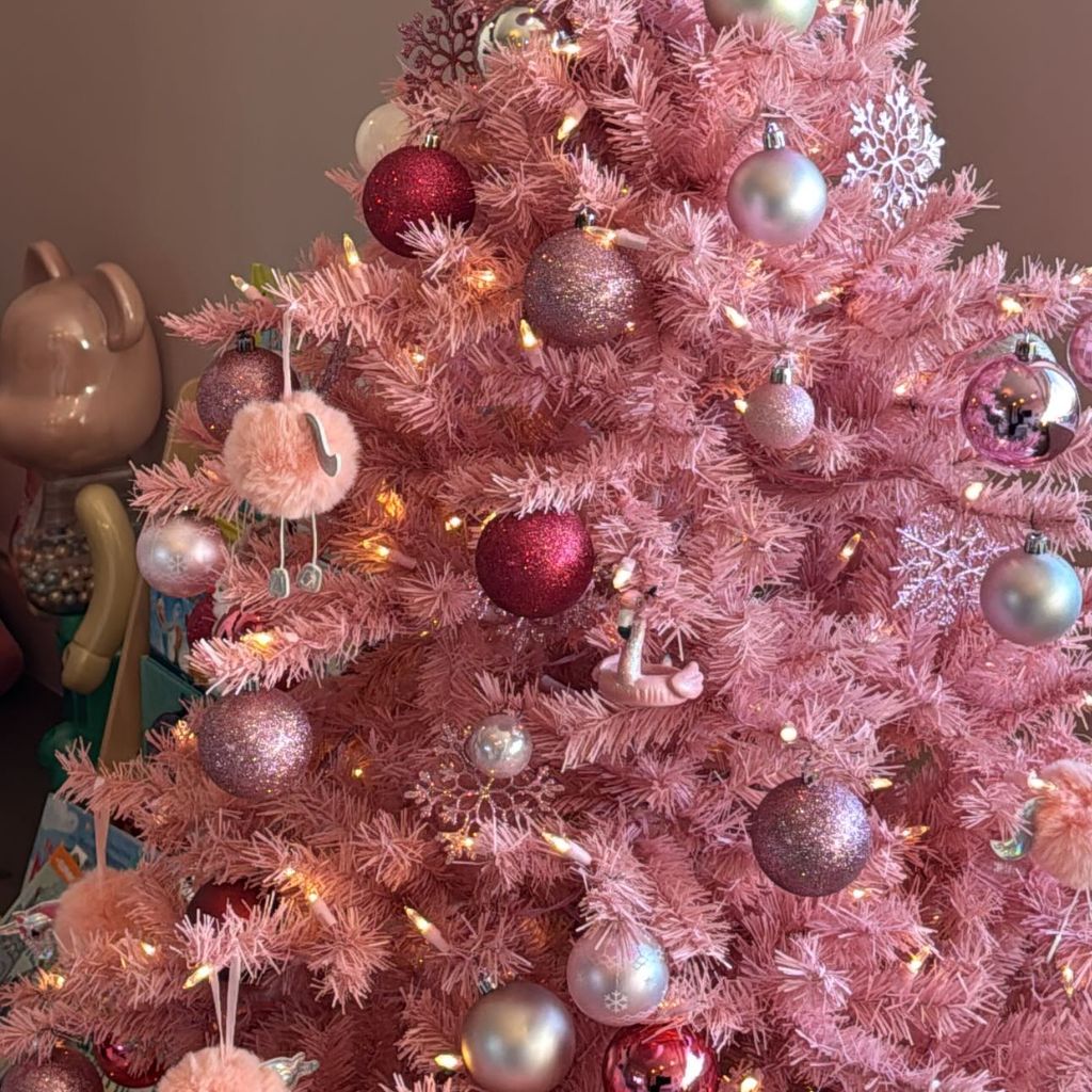Weihnachtsbaum, der von Stormi Webster dekoriert wurde
