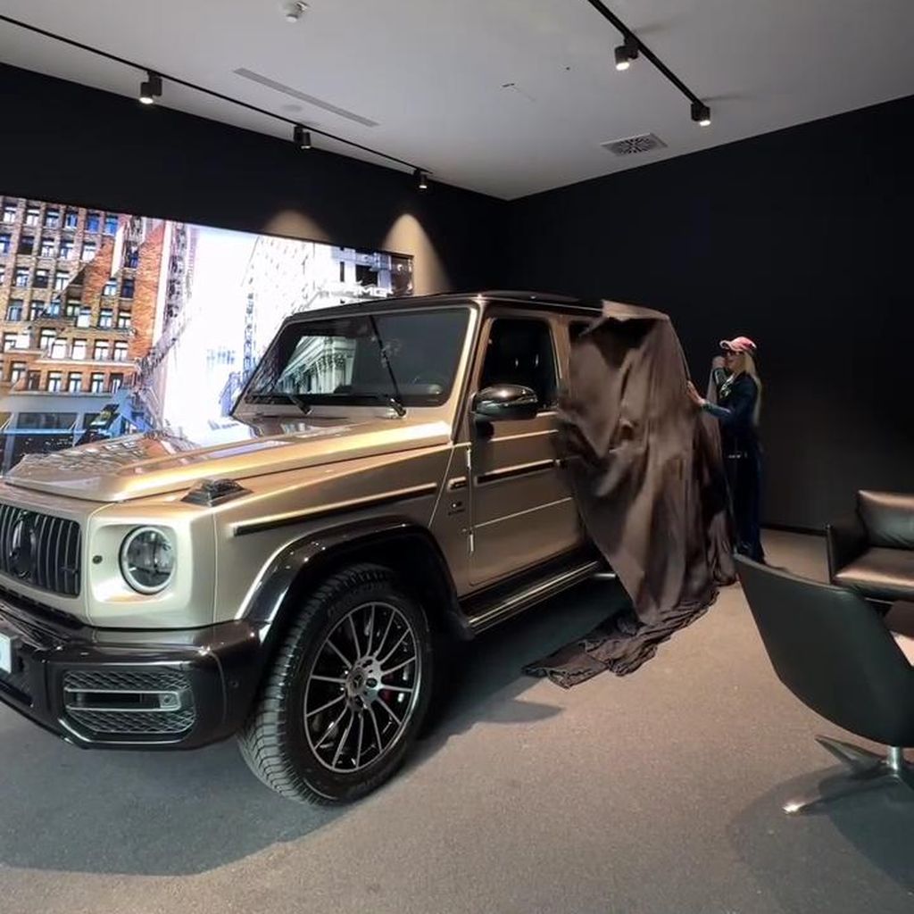 Walentina Doronina zeigt ihren neuen Mercedes