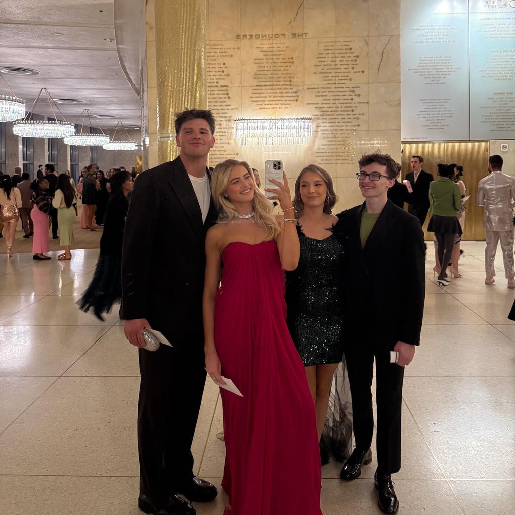 Walker Lyons, Rylee Arnold, Tess McCracken und Stephen Nedoroscik im November 2024