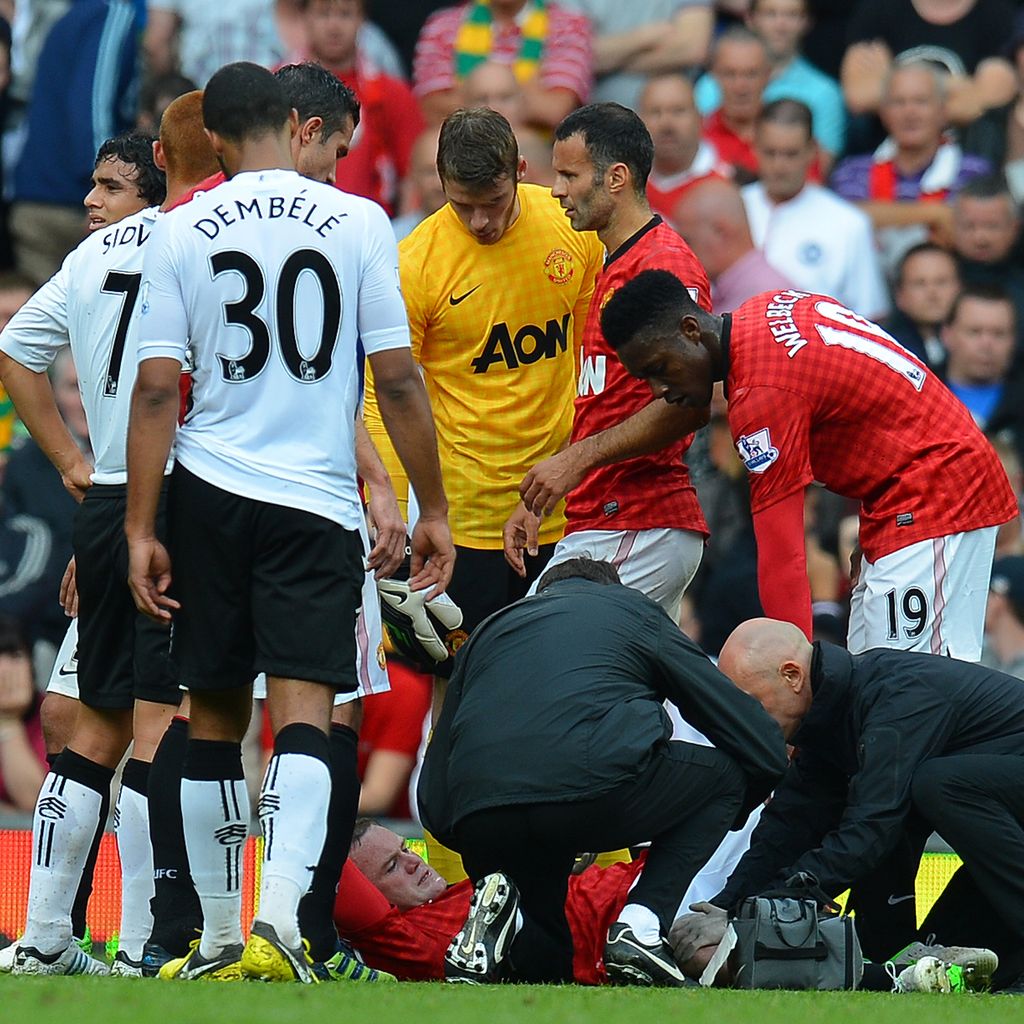 Wayne Rooney liegt nach seiner Verletzung am Boden, 2012