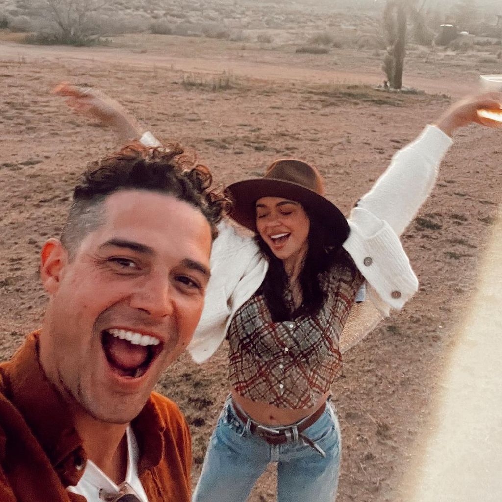 Wells Adams und Sarah Hyland im April 2023
