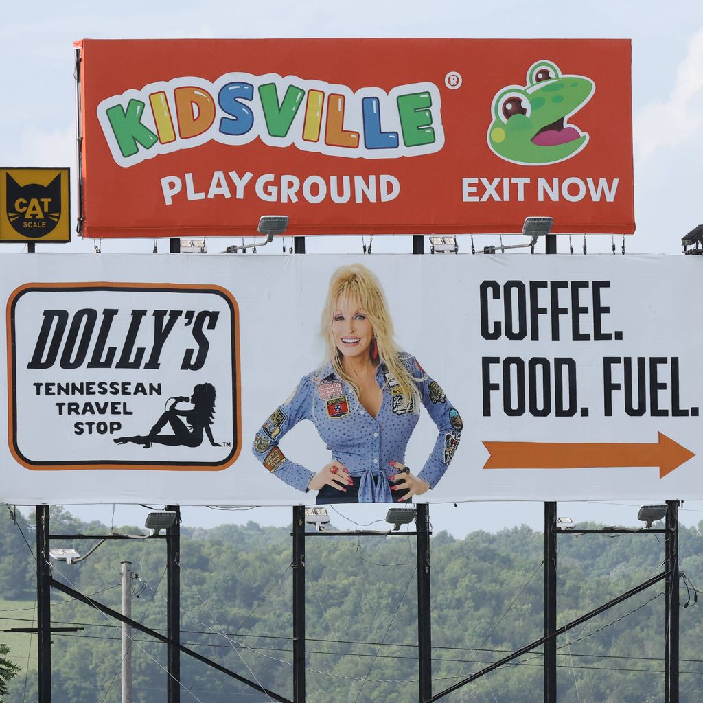 Werbetafel am Dolly Parton's Tennessean Travel Stop in Cornersville, Juni 2026