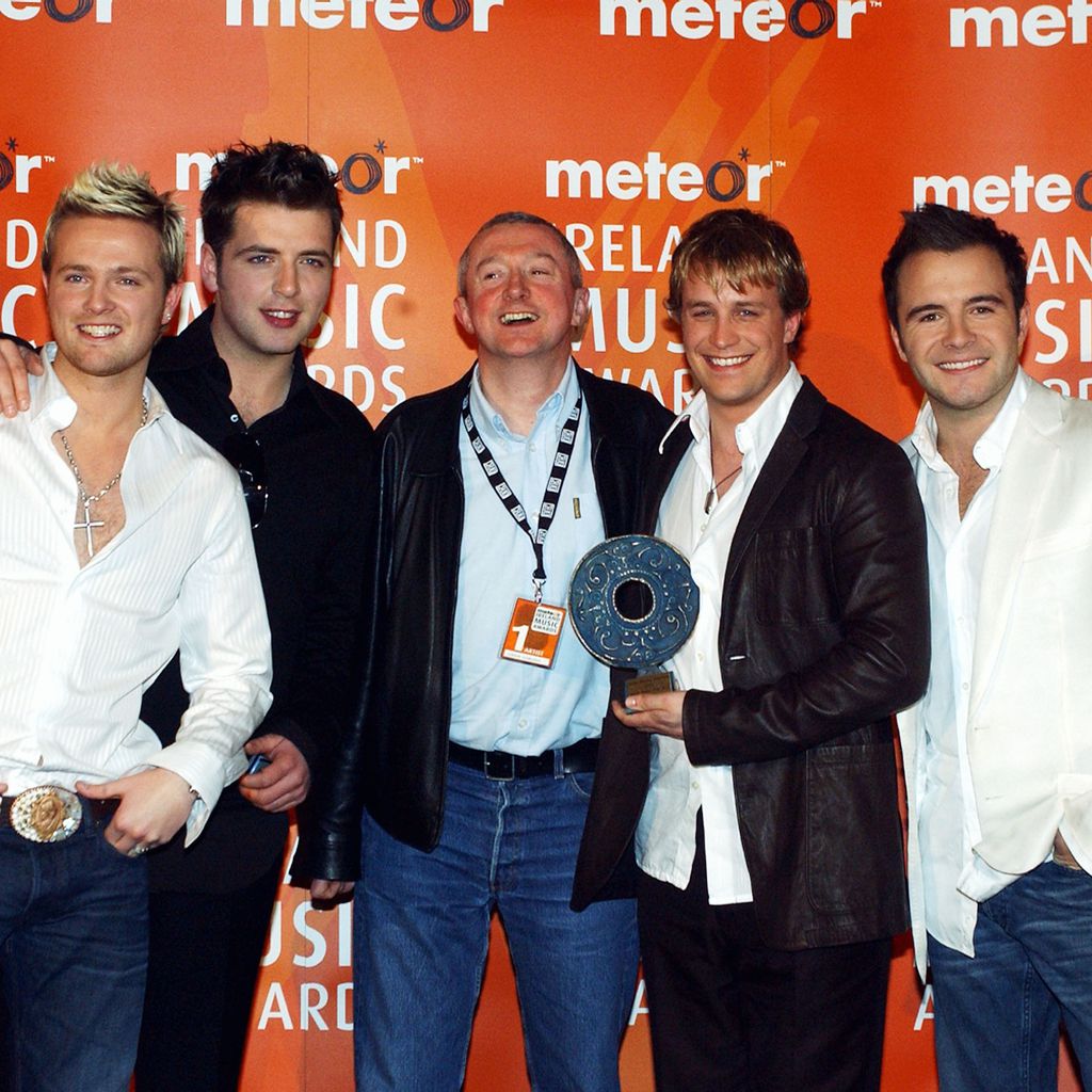 Westlife mit ihrem Manager Louis Walsh