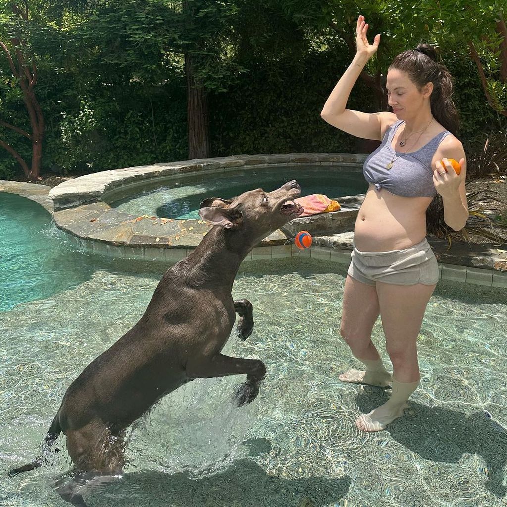 Whitney Cummings und ihr Hund im Juni 2023