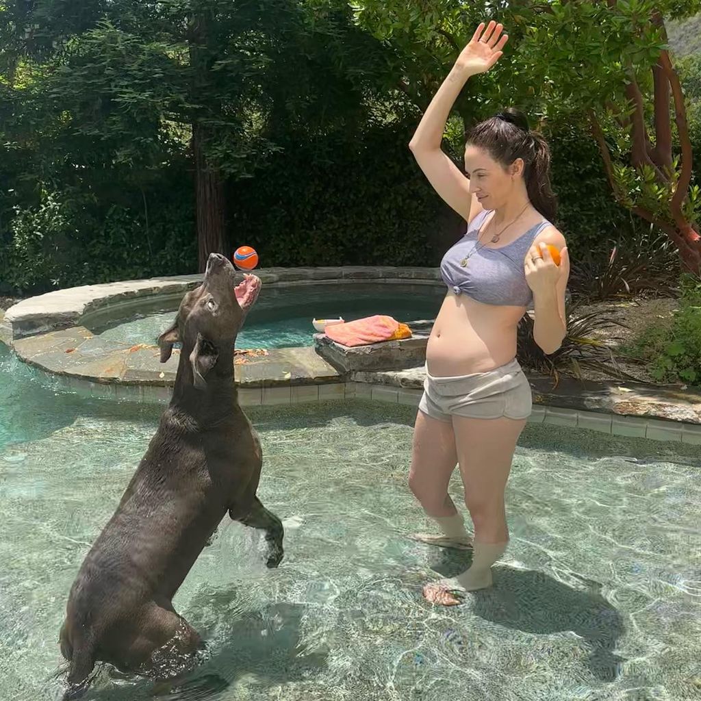 Whitney Cummings und ihr Hund im Juni 2023