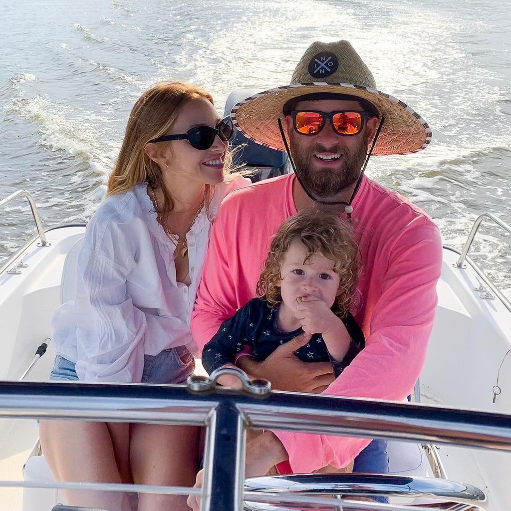 Whitney Port mit ihrem Mann und ihrem Sohn im Juli 2023