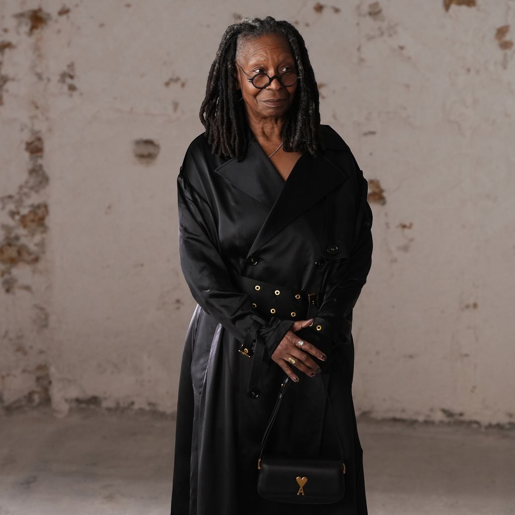 Whoopi Goldberg posiert 2025 auf der Pariser Fashion Week