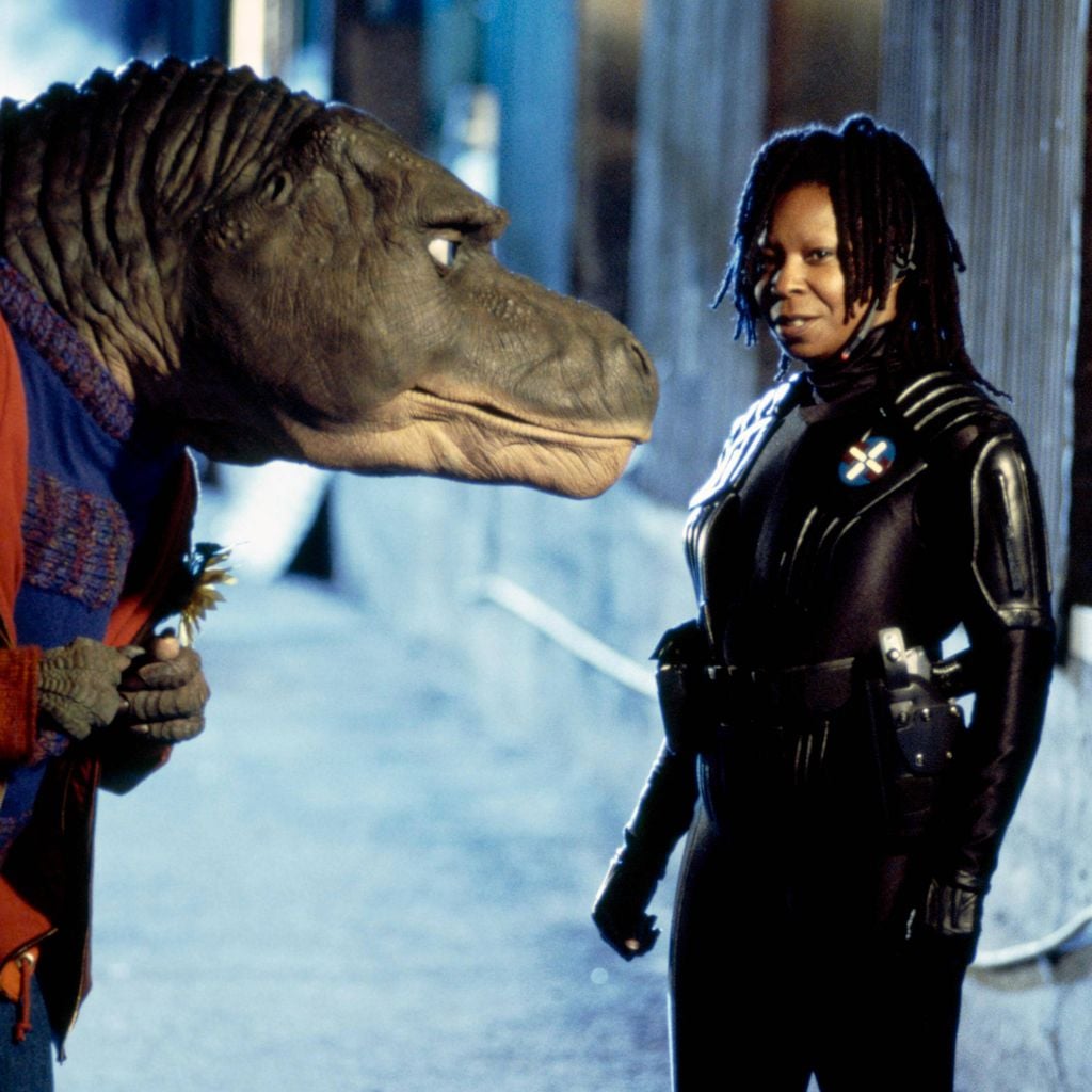 Whoopi Goldberg mit Theodore Rex in einer Szene aus dem Film "T. Rex; Theodore Rex" (1995)