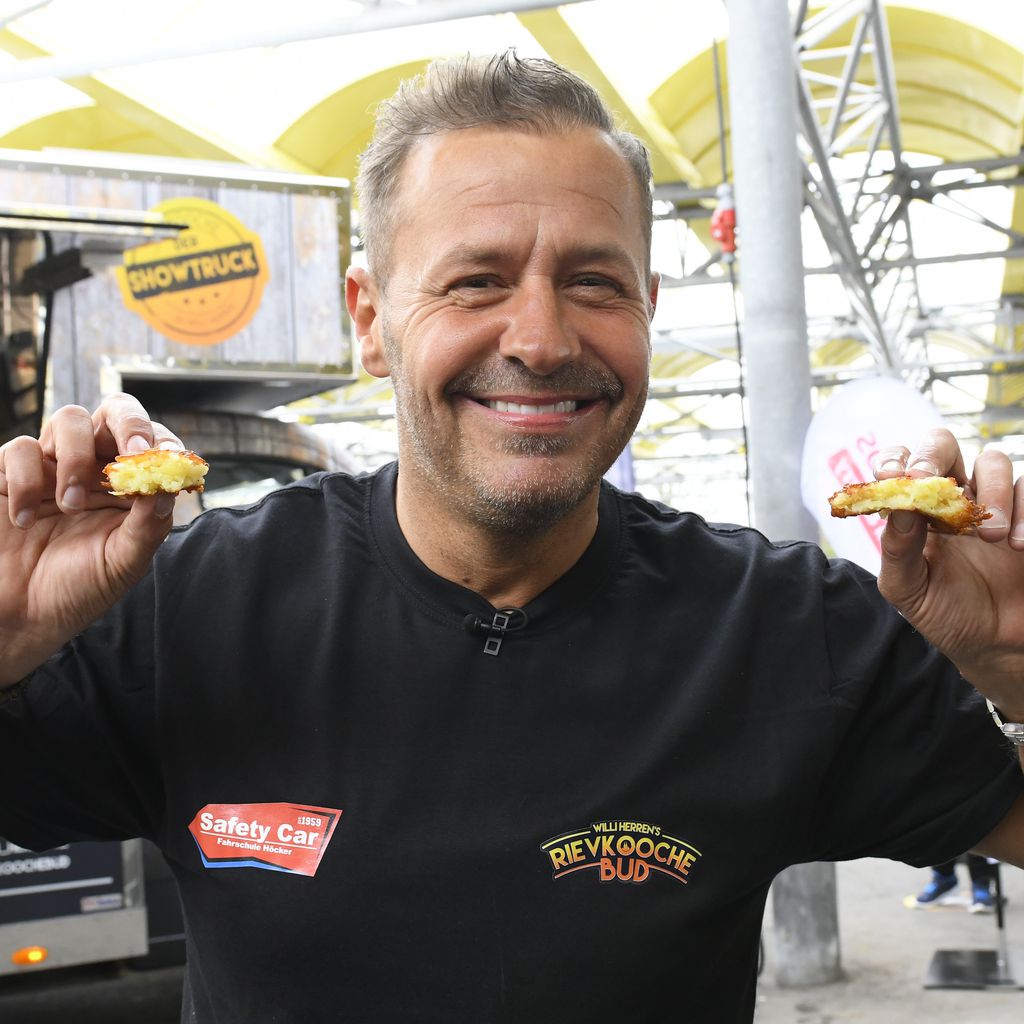 Willi Herren bei der Eröffnung seines Foodtrucks im April 2021 in Frechen