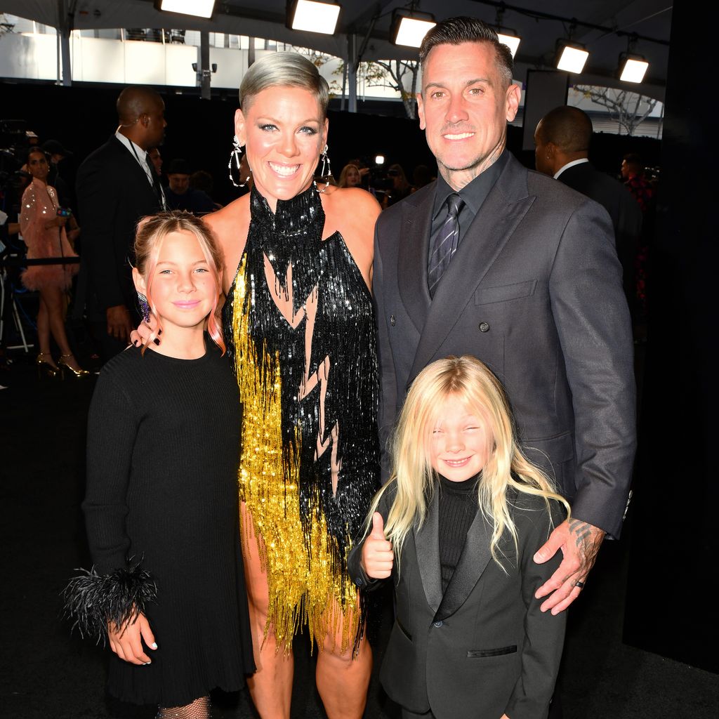 Willow Sage Hart, Pink, Carey Hart und Jameson Moon Hart im Jahr 2022