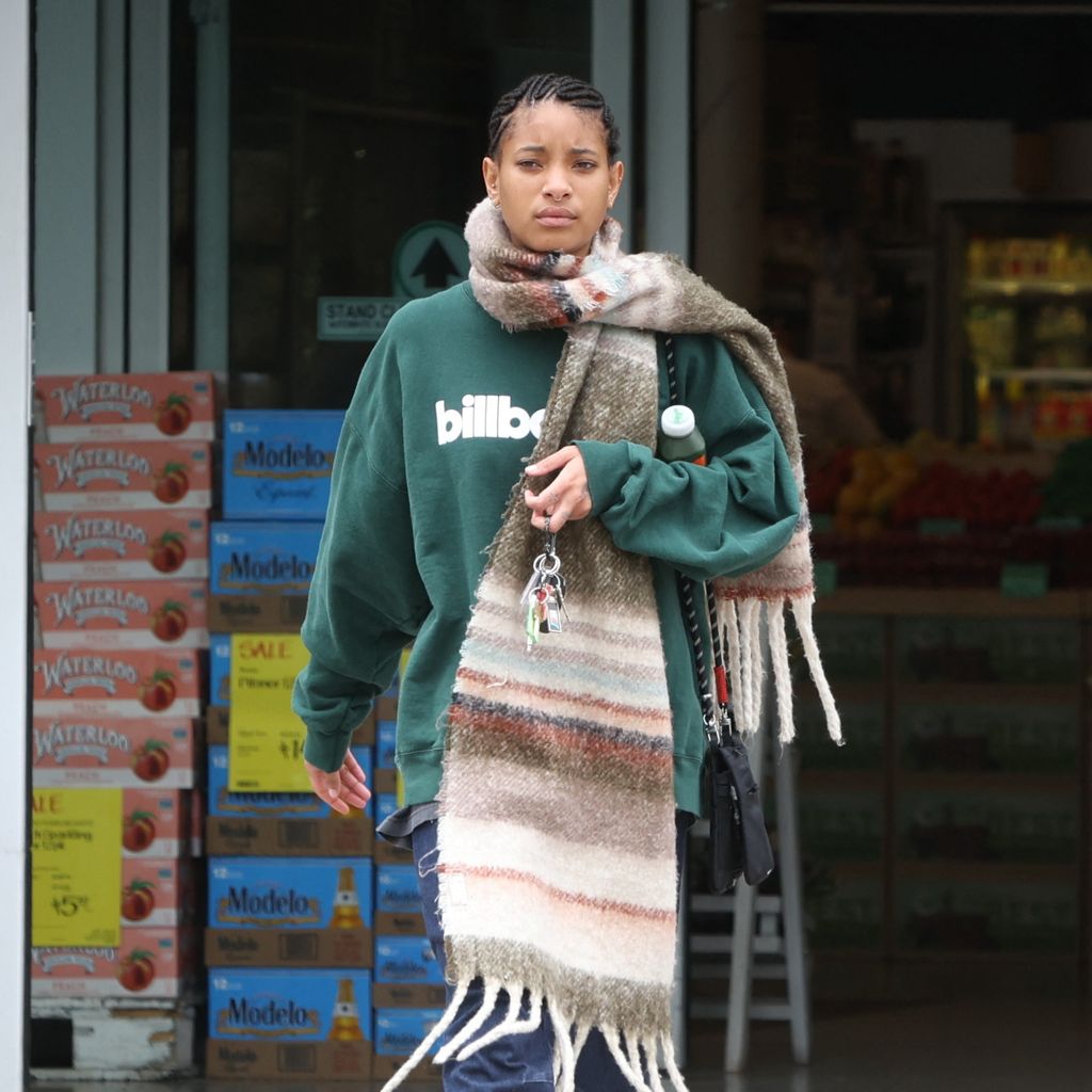 Willow Smith vor einem Supermarkt
