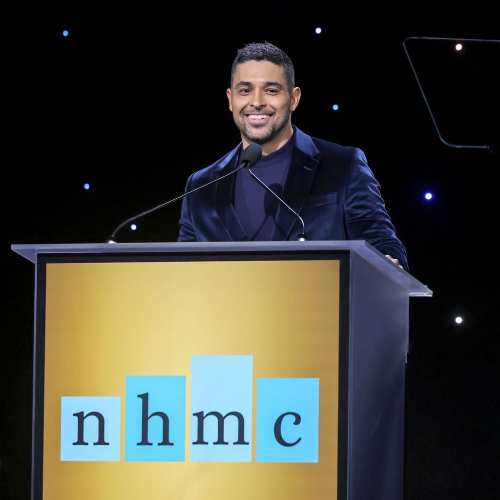Wilmer Valderrama spricht bei der NHMC Impact Awards Gala 2026 im Beverly Hilton