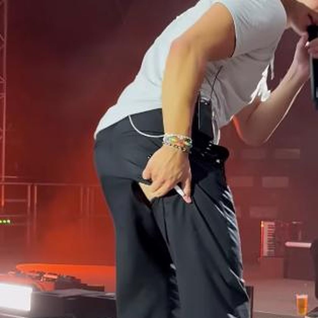 Wincent Weiss zeigt seine gerissene Hose