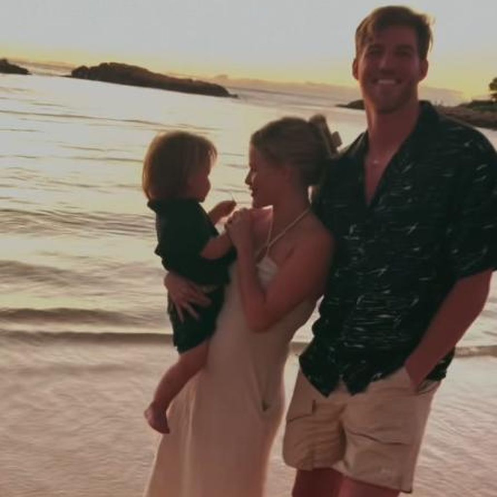 Witney Carson und Carson McAllister mit ihrem Sohn Kevin Leo am Strand