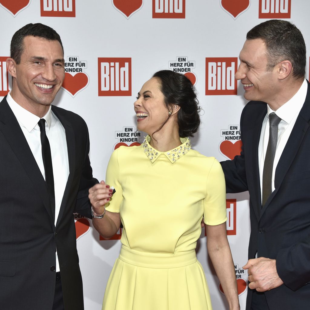 Wladimir Klitschko, Natalia Klitschko und Vitali Klitschko bei der "Ein Herz für Kinder"-Gala 2016