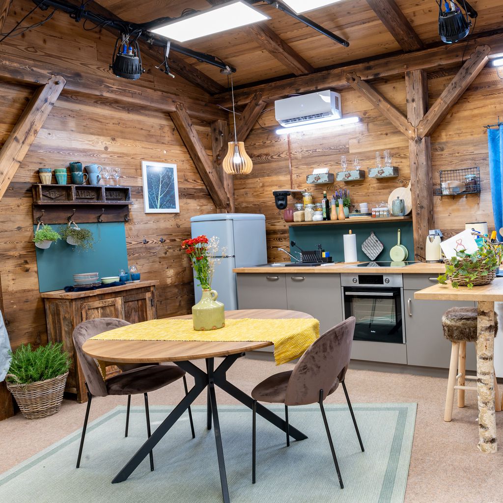 Wohn- und Küchenbereich einer Hütte bei "Let's Love"