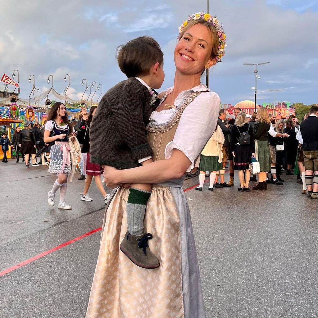 Wolke Hegenbarth mit ihrem Sohn auf dem Oktoberfest