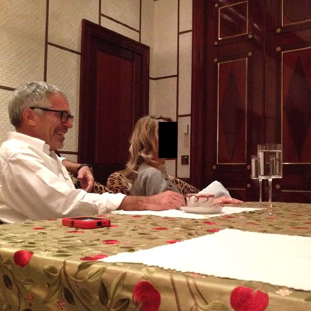 Von der US-Justiz veröffentlichtes Foto: Woody Allen im Gespräch mit Jeffrey Epstein und einer unkenntlich gemachten Begleiterin