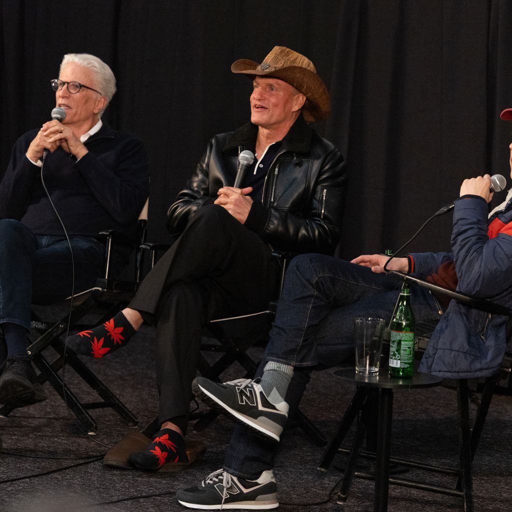 Woody Harrelson (Mitte) bei einer Podiumsdiskussion in Austin, Texas am 1. November 2025