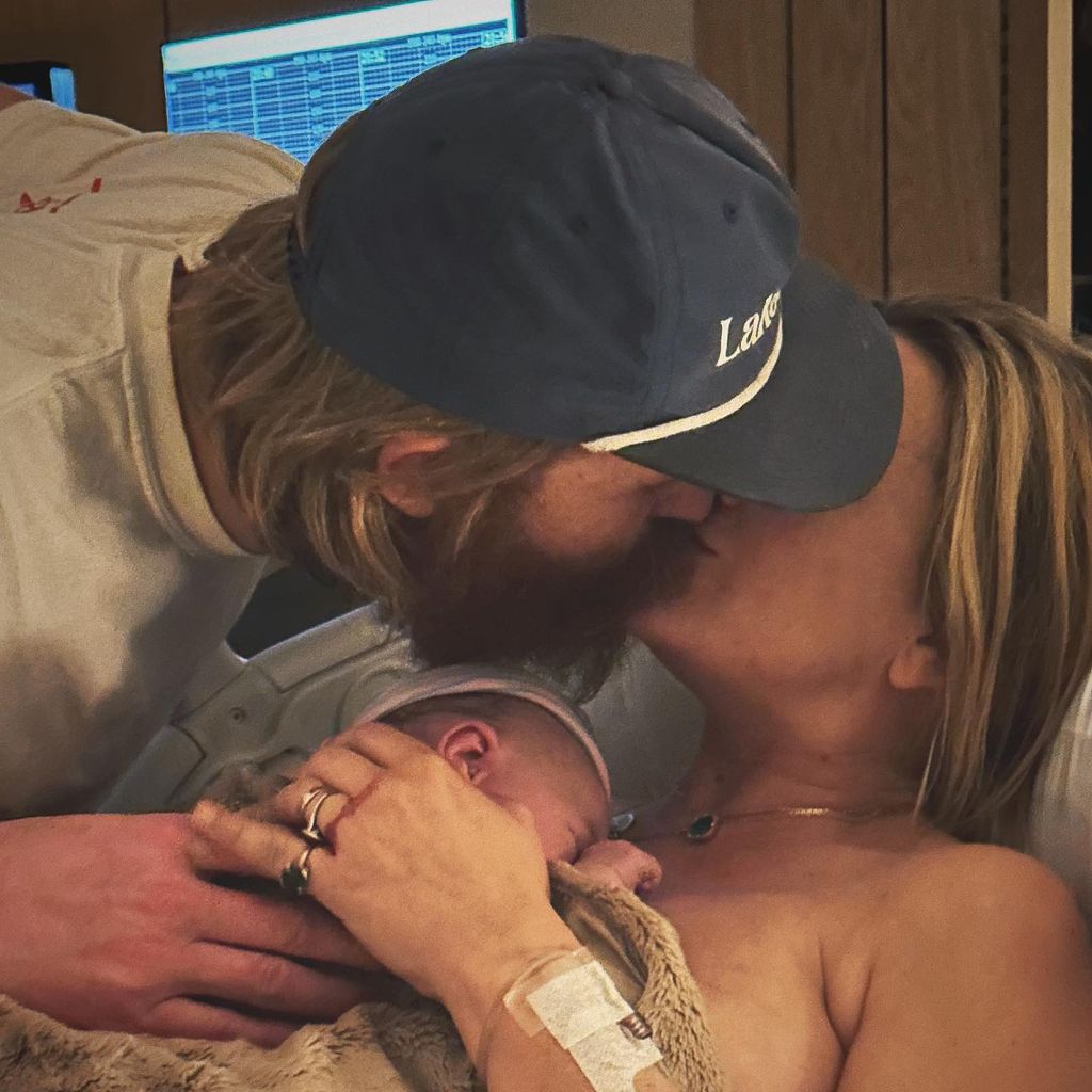 Wyatt Russell, Meredith Hagner und ihr Neugeborenes im Februar 2024