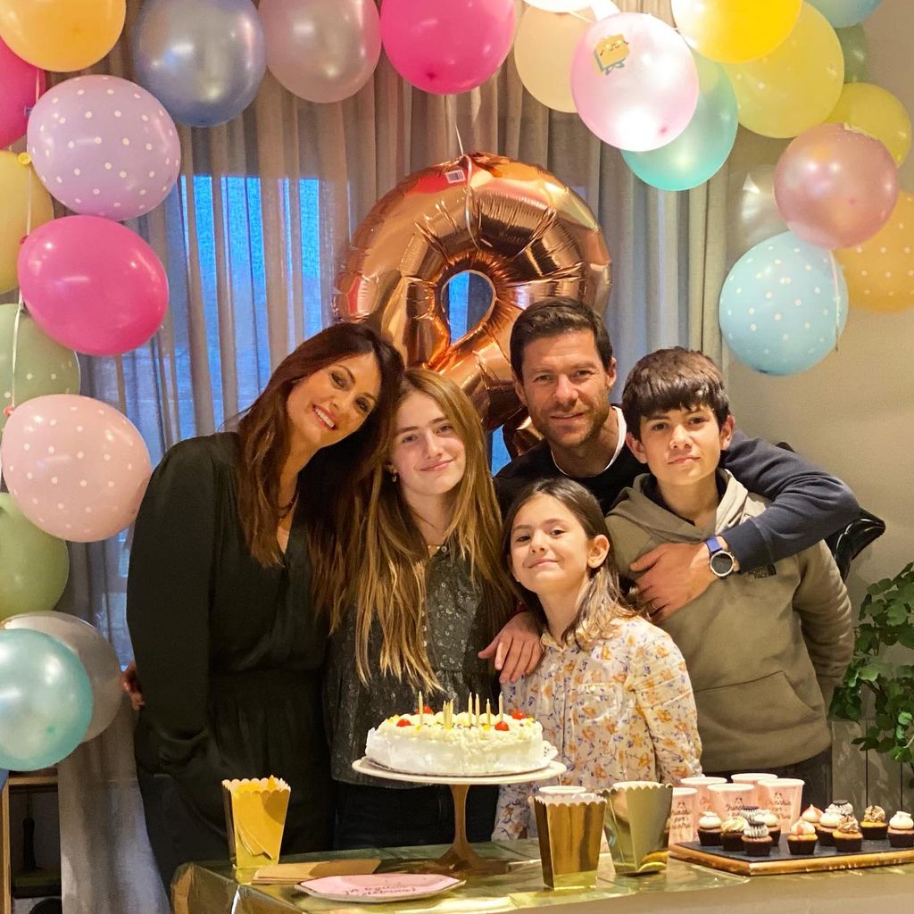 Xabi Alonso mit seiner Frau und seinen Kindern im Jahr 2021