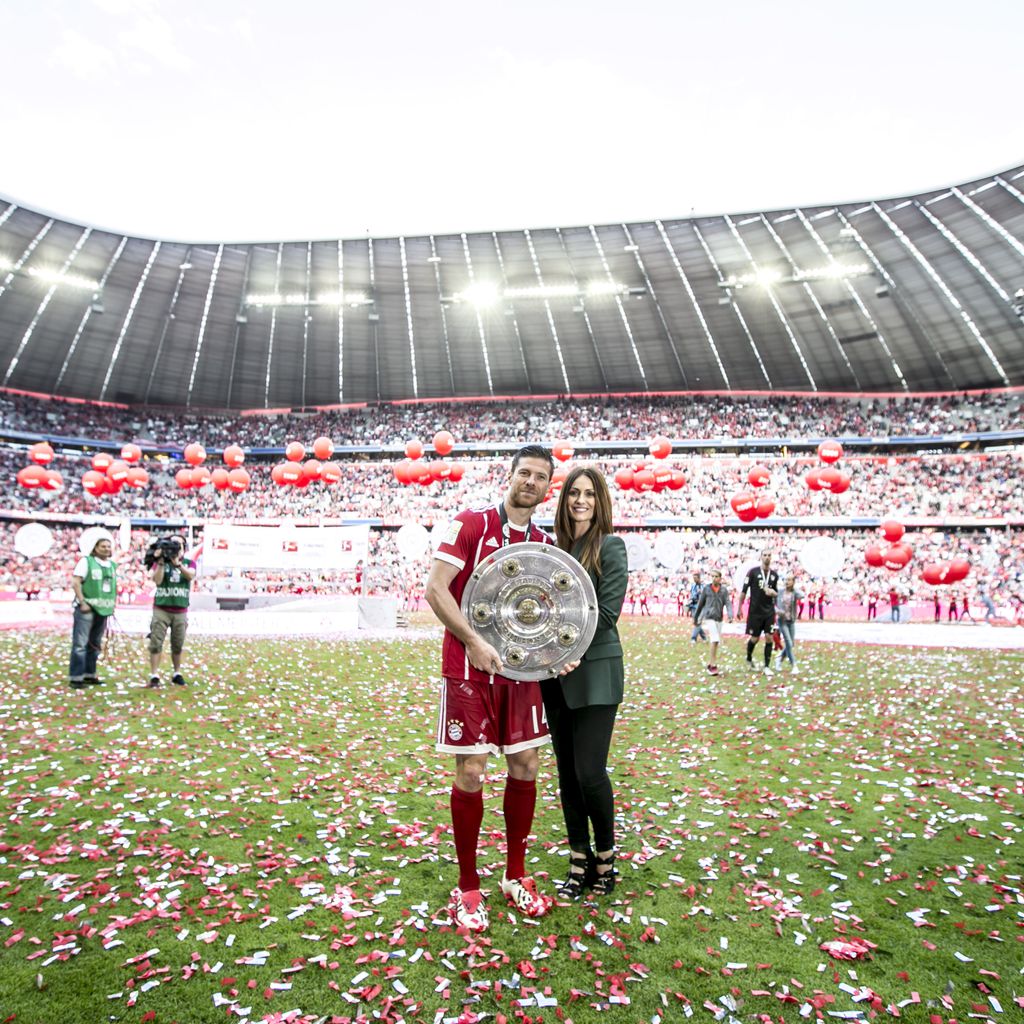 Fußballer Xabi Alonso mit Frau Nagore 2017 in der Münchner Allianz Arena