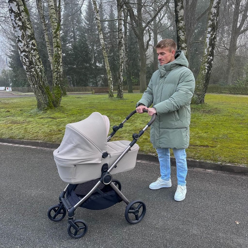 Xander Stephinger bei einem Spaziergang mit seiner Tochter Emma im Januar 2025 in Hamburg