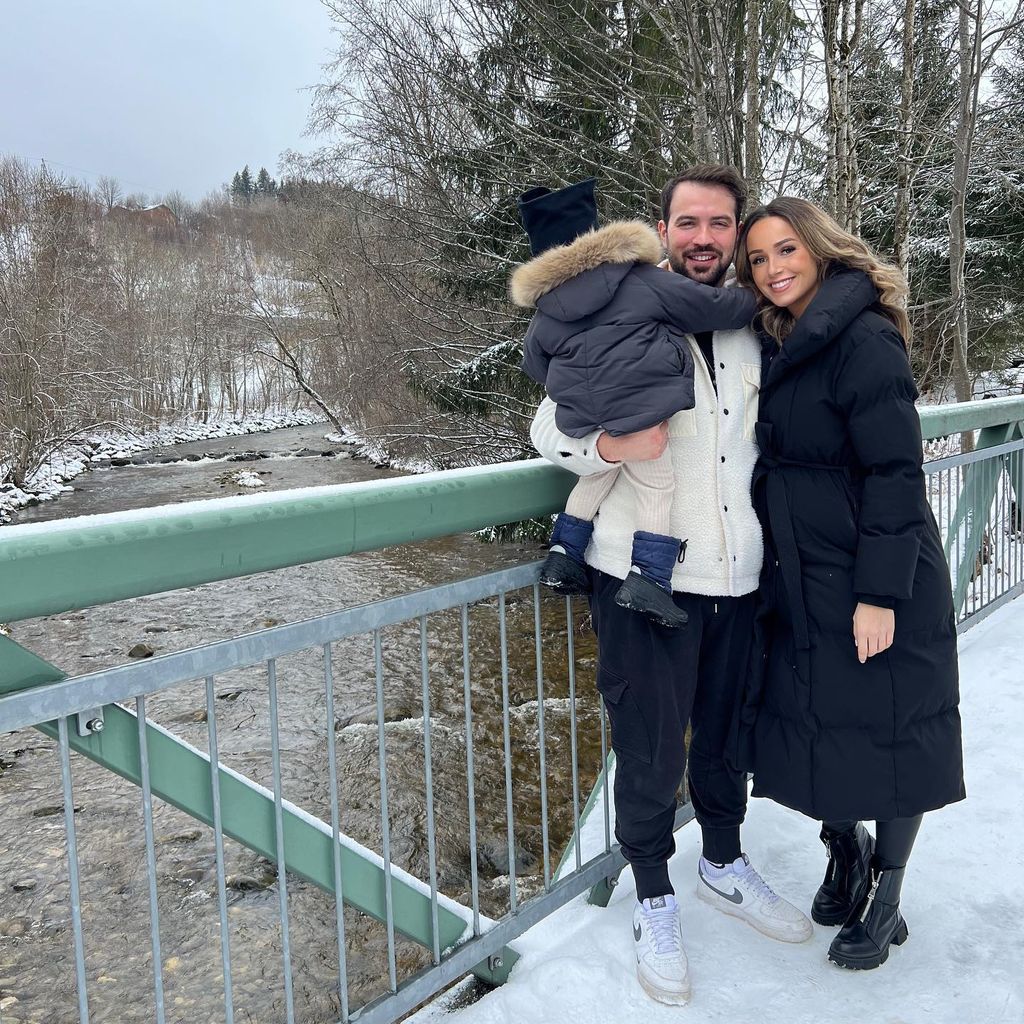 Yasin Cilingir und Samira Cilingir mit ihrem Sohn im März 2023