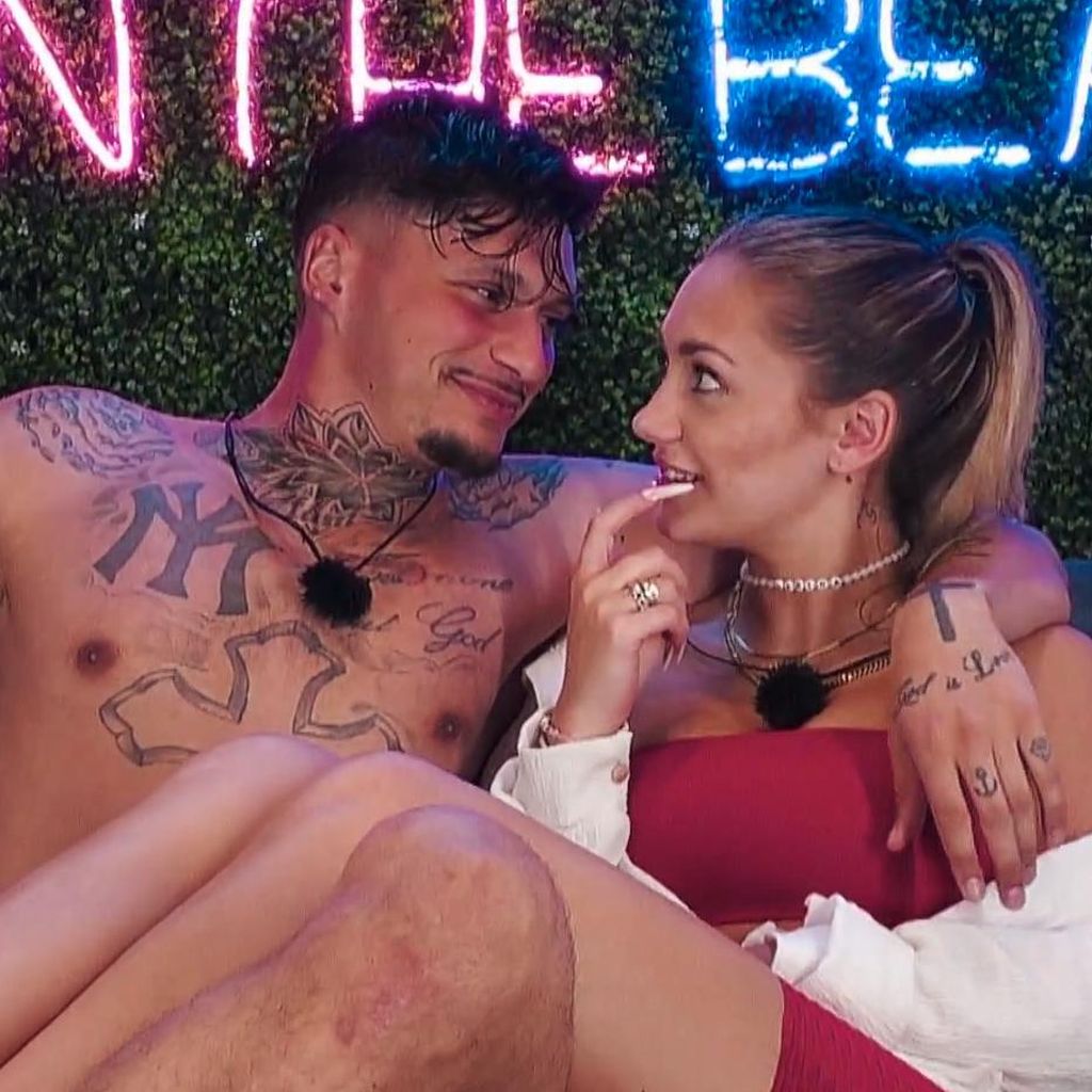 Yasin Mohamed und Carina bei "Ex on the Beach" 2023