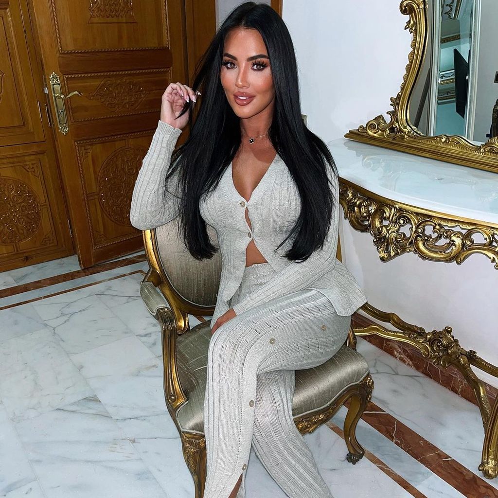 Yazmin Oukhellou, britische TV-Bekanntheit