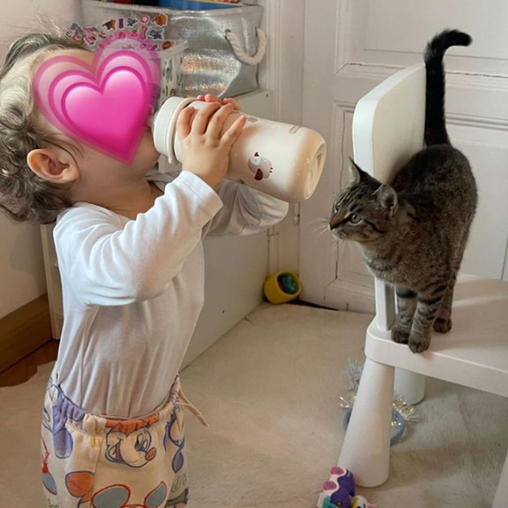 Yeliz Kocs Tochter Snow Elanie Koc mit einer Katze
