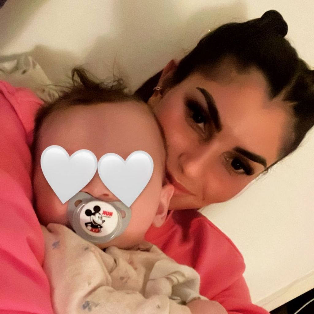 Yeliz Koc mit ihrer Tochter Snow Elanie im März 2022