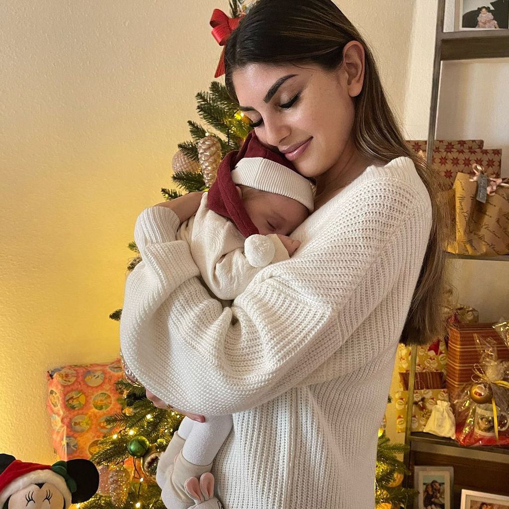 Yeliz Koc mit ihrer Tochter Snow, Dezember 2021