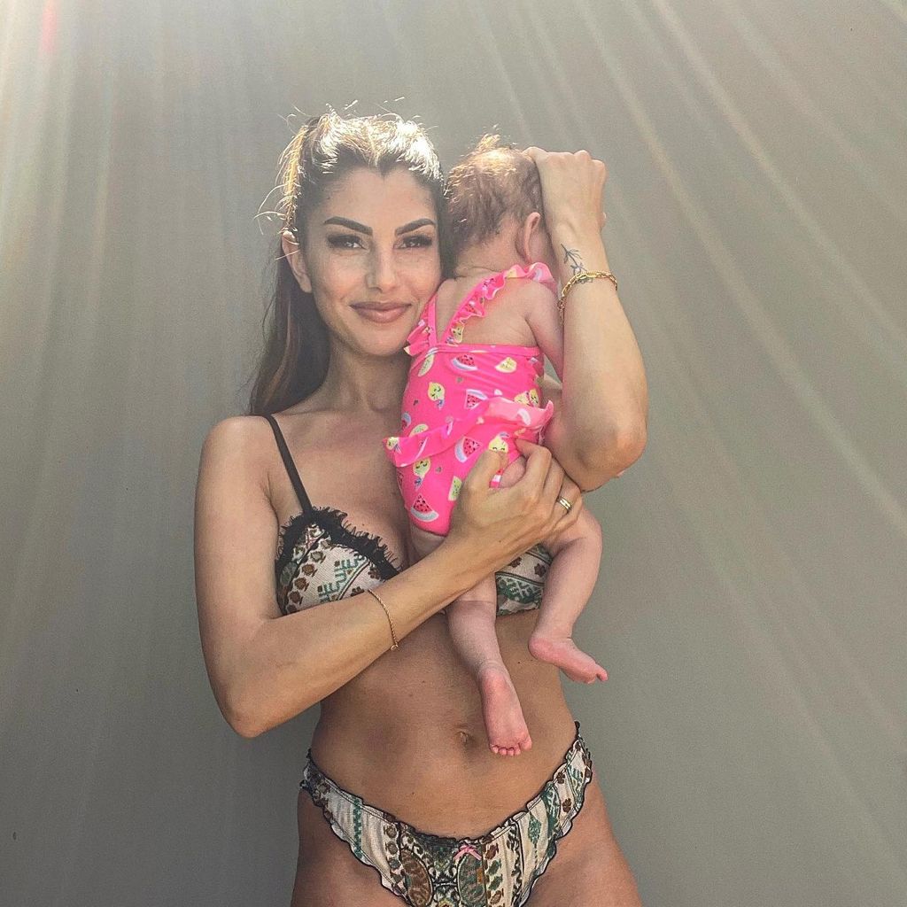 Yeliz Koc und ihre Tochter Snow Elanie im Februar 2022