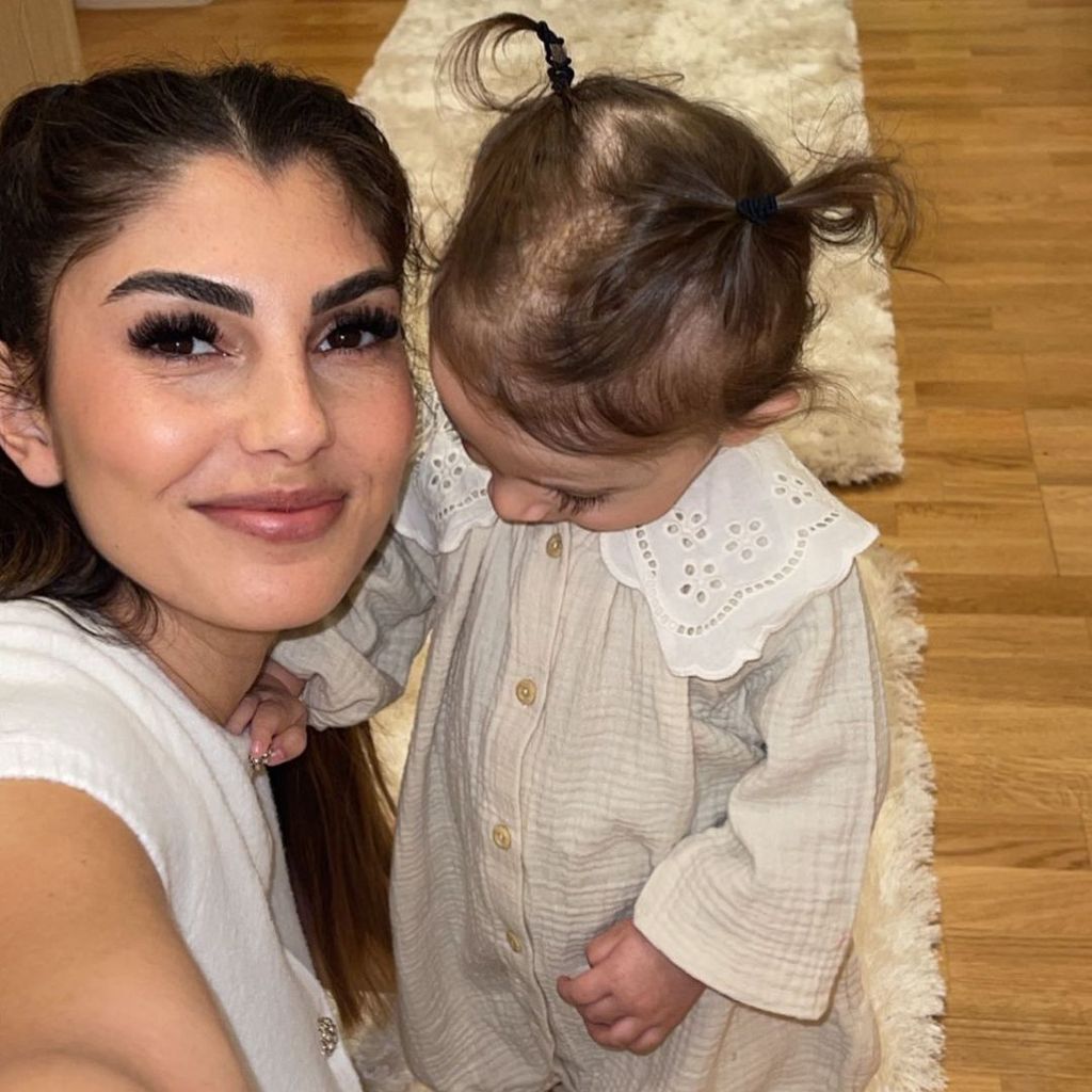 Yeliz Koc und ihre Tochter Snow Elanie