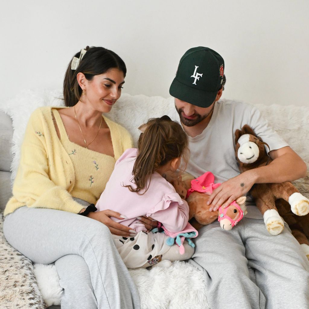 Yeliz Koc und Jimi Blue Ochsenknecht mit ihrer Tochter Snow in "Yeliz & Jimi – We Are Family?!"