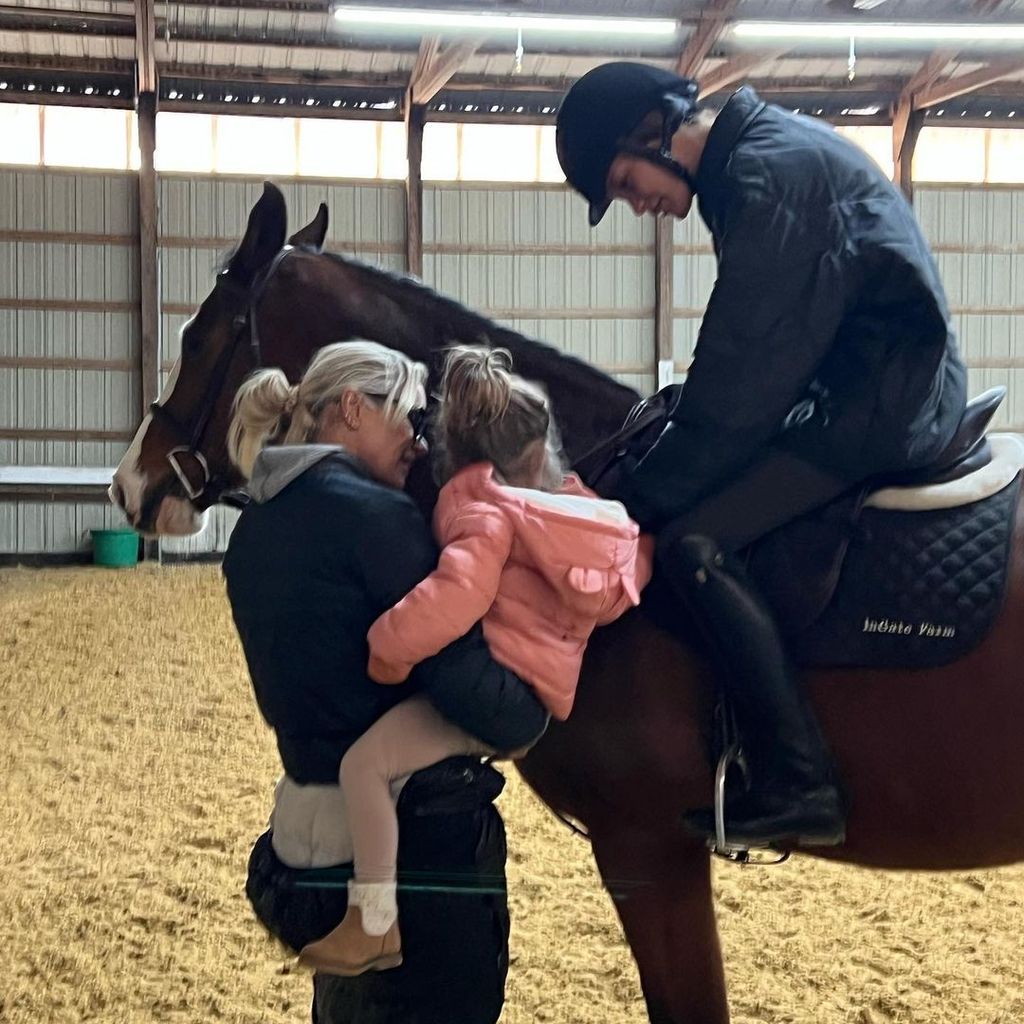 Yolanda Hadid mit Enkelin Khai und Tochter Gigi