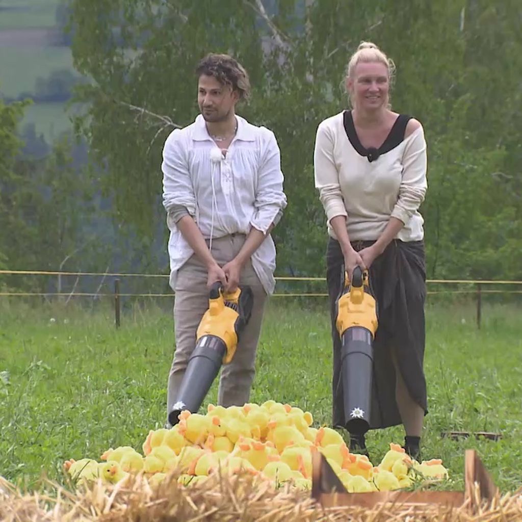 Yoncé Banks und Magdalena Brzeska bei einer "Die Alm"-Challenge