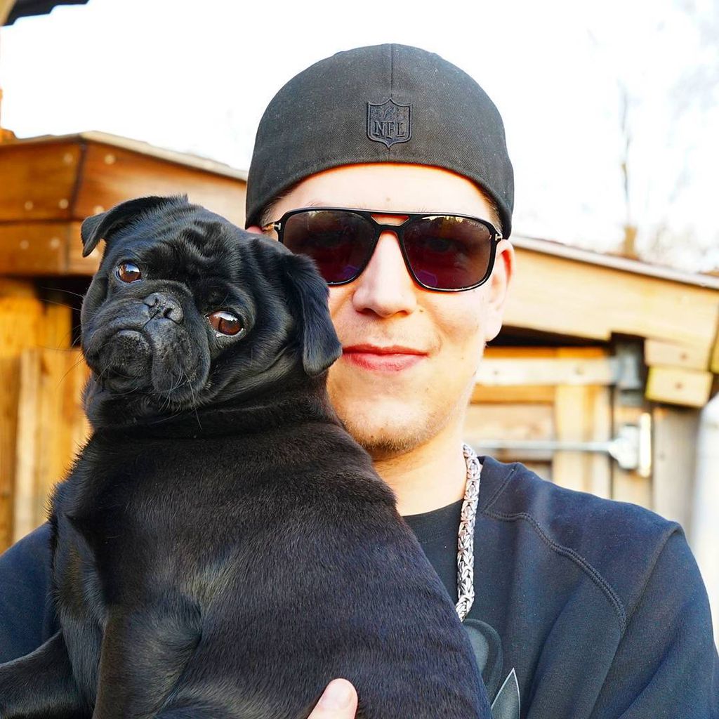 YouTuber-Star MontanaBlack mit seinem Hund Kylo