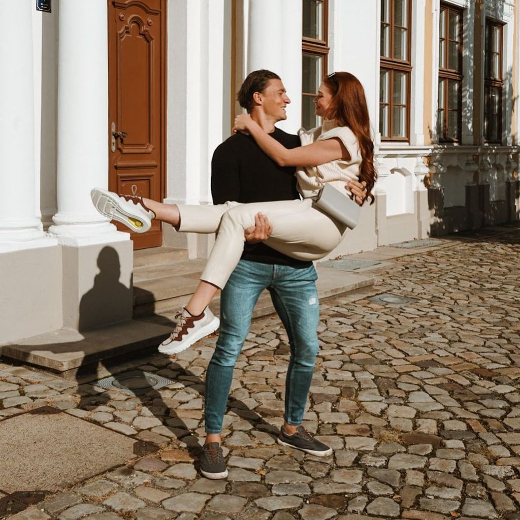 Yul Oeltze trägt Jana Heinisch