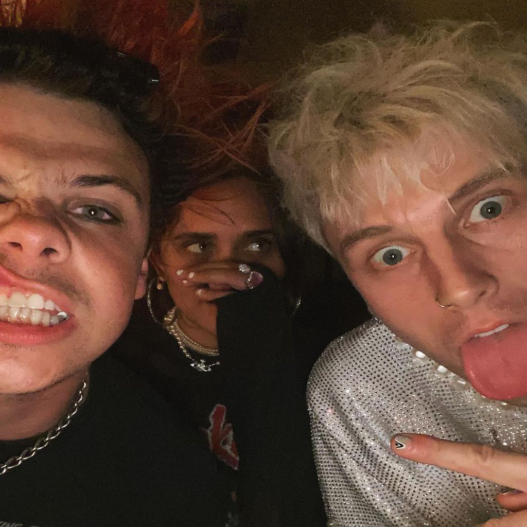 Yungblud, Jesse Jo Stark und Machine Gun Kelly im April 2021
