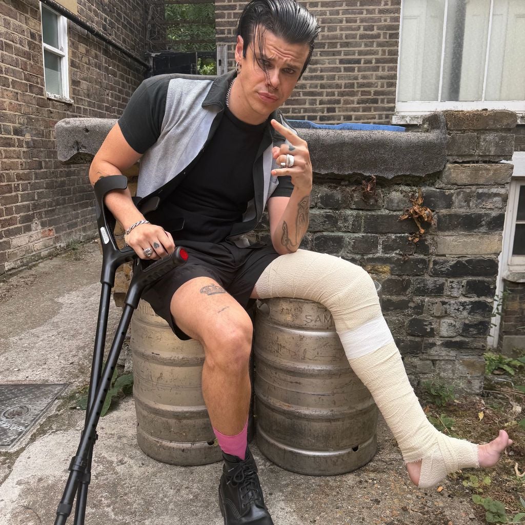 Yungblud posiert mit bandagiertem Bein und Krücken nach einem Motorradunfall, 2026.