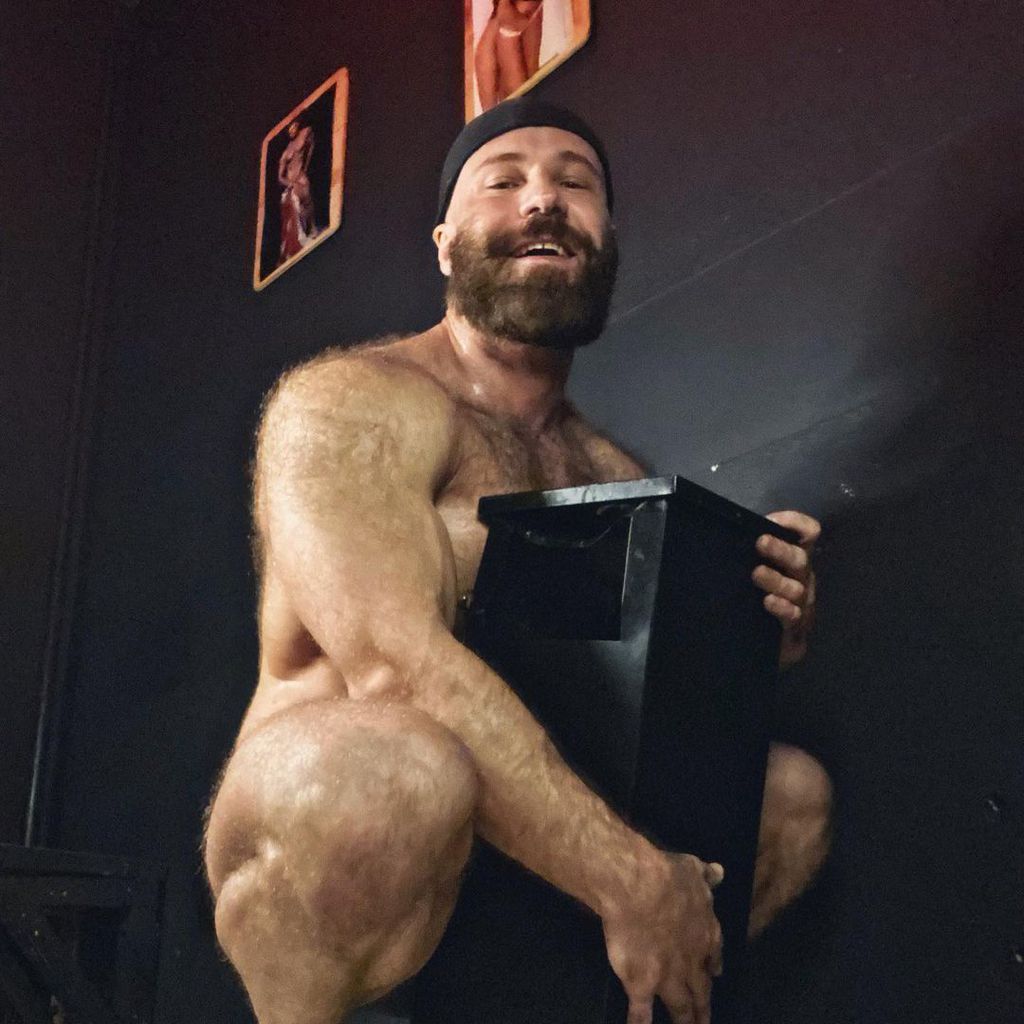 Yuri Tolochko mit seinem Aschenbecher
