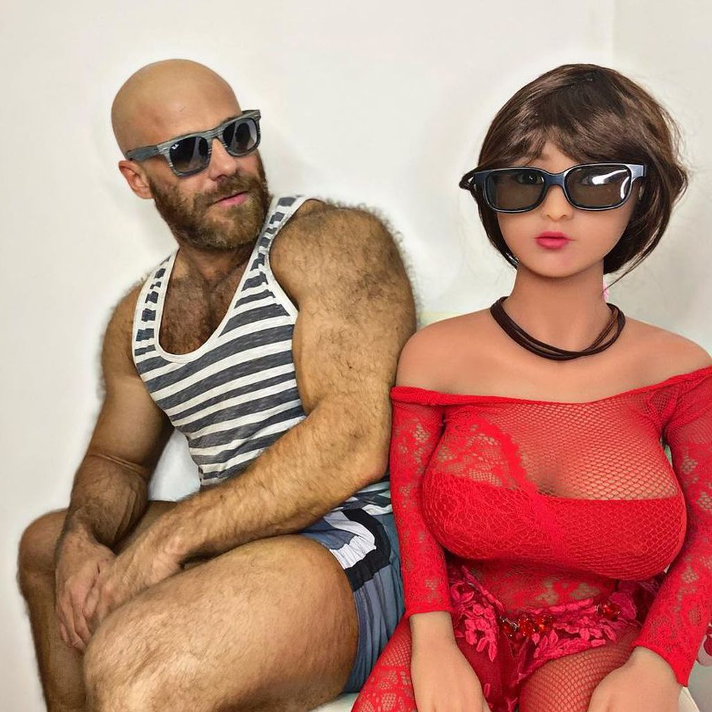 Yuri Tolochko mit Sexpuppe Luna